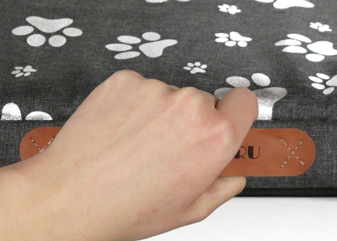 Pokrowiec dla Psa SREBRNE ŁAPKI DOGGURU 100X70 Szary